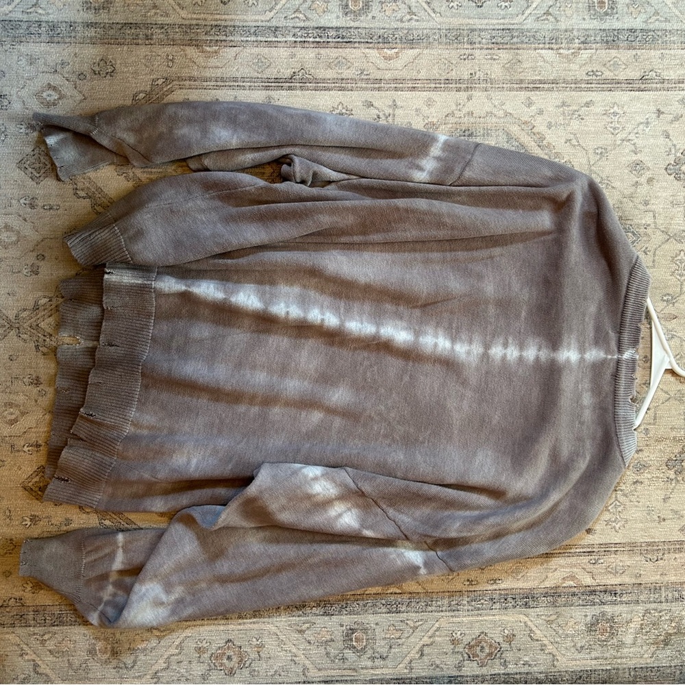 Tie-Dye pattern Sweater in Gray (purple tint) and White